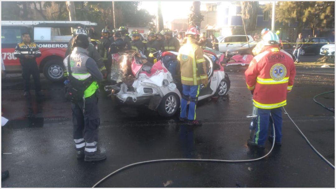 Foto: Accidente de un taxi y vehículo particular dejó cinco muertos, 1 de diciembre de 2019 (@SGIRPC_CDMX)