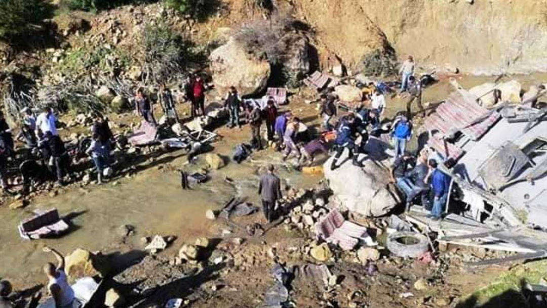Foto: Mueren 22 personas al caer autobús al fondo de un barranco en Túnez, 1 diciembre 2019