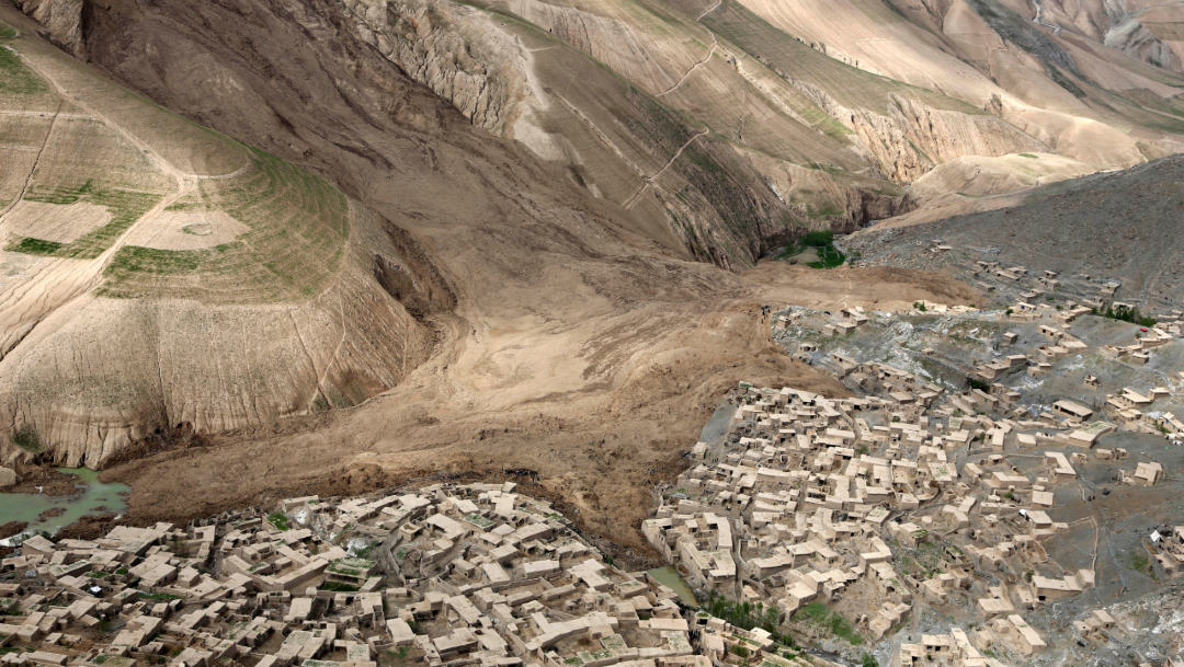 Foto: Vista aérea del deslizamiento de tierra que enterró la aldea de Abi Barik, en Afganistán, 5 mayo 2014 