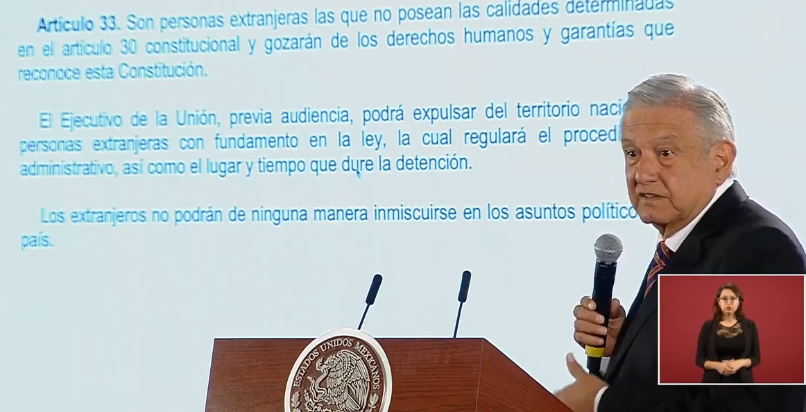 FOTO AMLO lee el Artículo 33 de la Constitución de México durante la conferencia mañanera (YouTube)