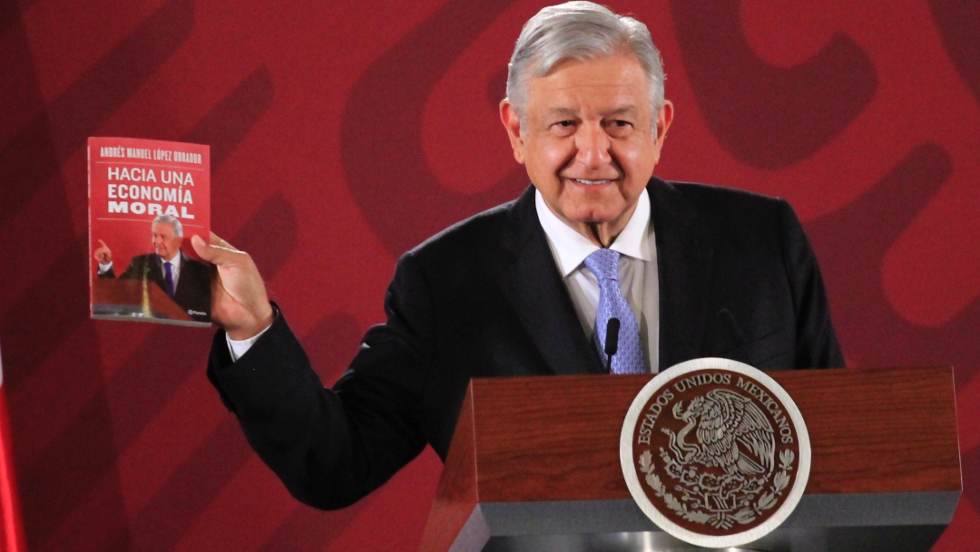 Foto: El presidente de México, Andrés Manuel López Obrador (AMLO), muestra su libro “Hacia una economía moral”, 5 diciembre 2019