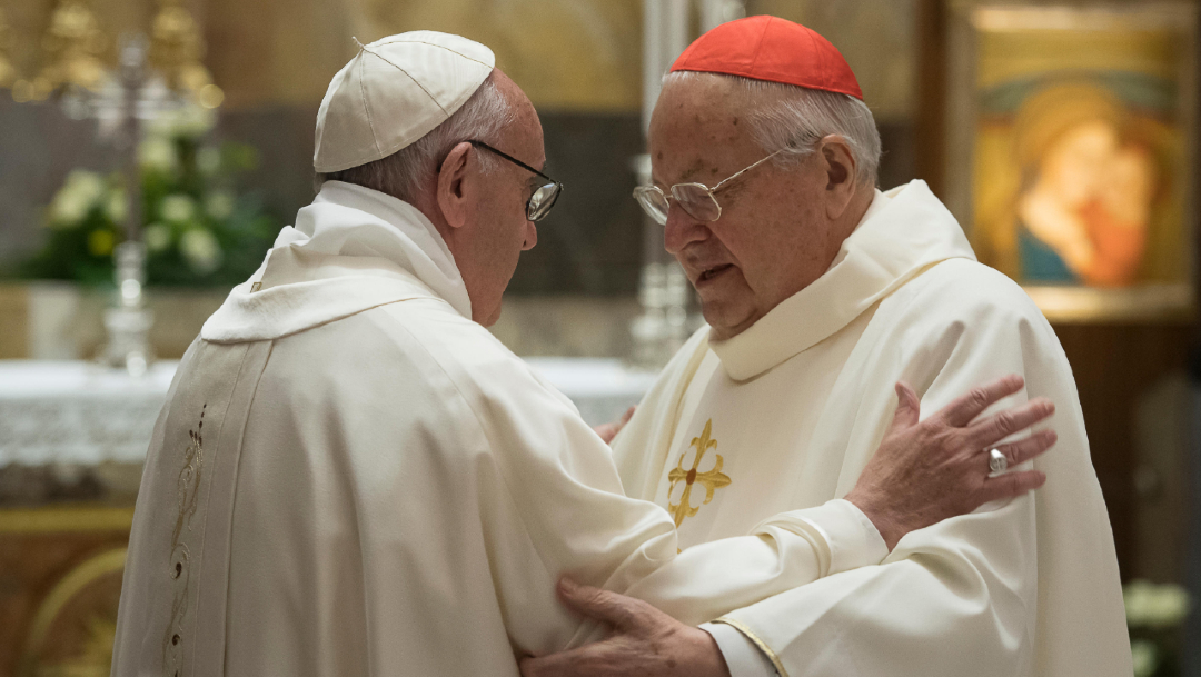 Foto: El papa Francisco (I) platica con el cardenal Angelo Sodano (D) en el Vaticano,7 de diciembre de 2017
