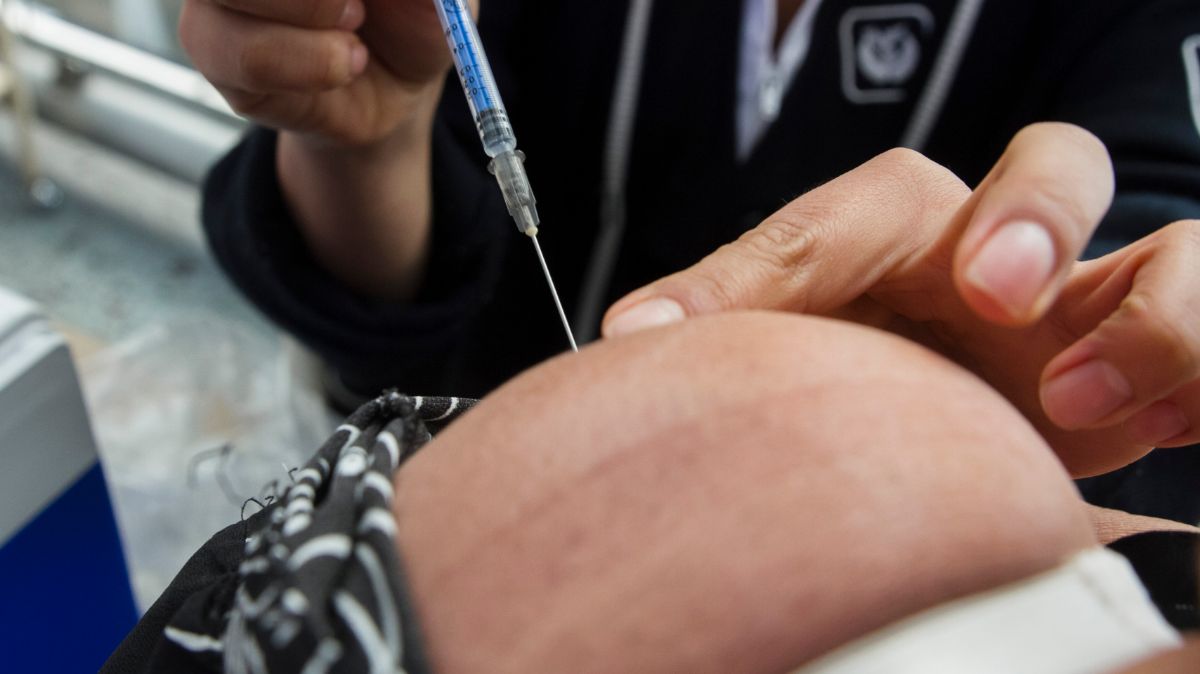 Vacuna triple viral es efectiva, aclara IMSS