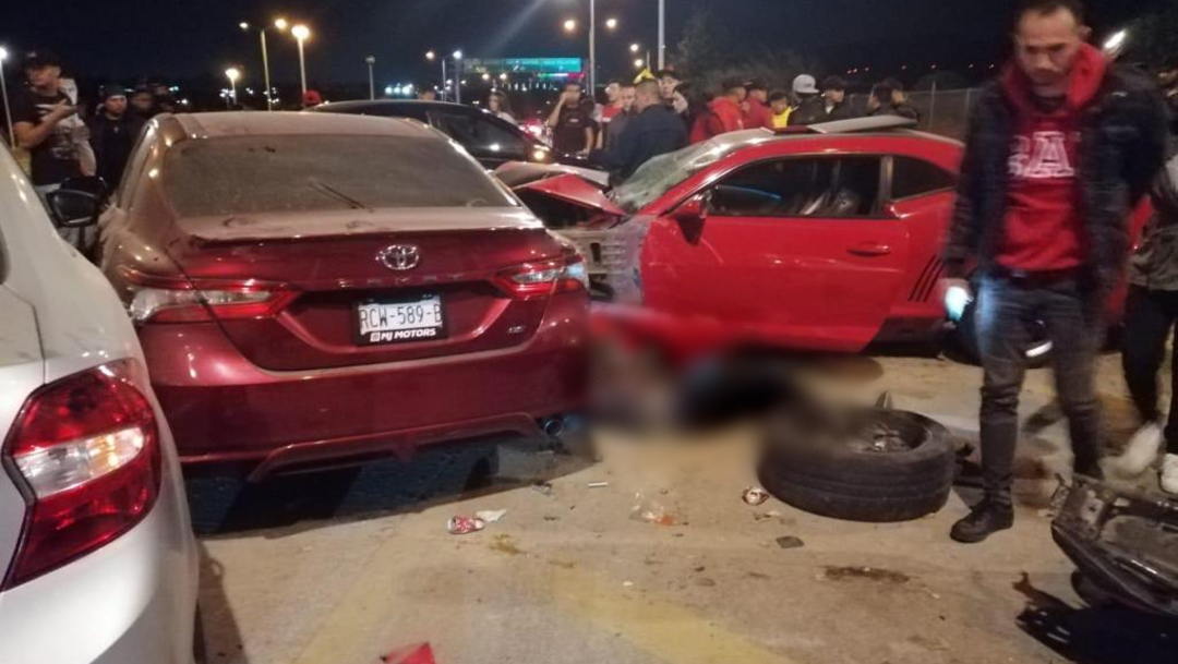 El accidente ocurrió cuando uno de los conductores perdió el control impactándose contra varios vehículos estacionados, 28 diciembre 2019