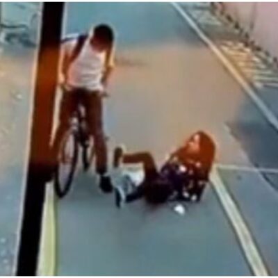 Video: Mujer termina en el suelo tras ser asaltada en la colonia Narvarte
