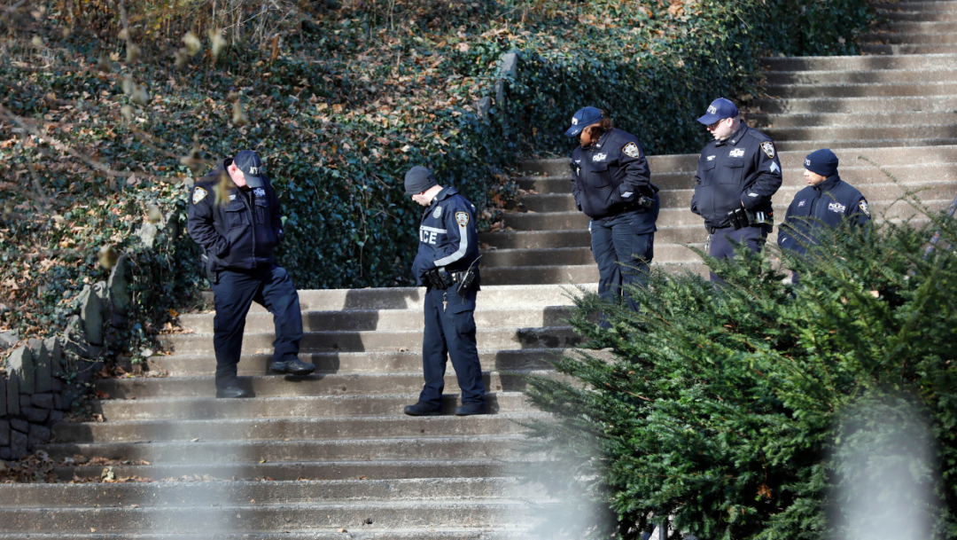 Foto: Policías recorren un parque de Manhattan donde fue asesinada una universitaria, 13 diciembre 2019