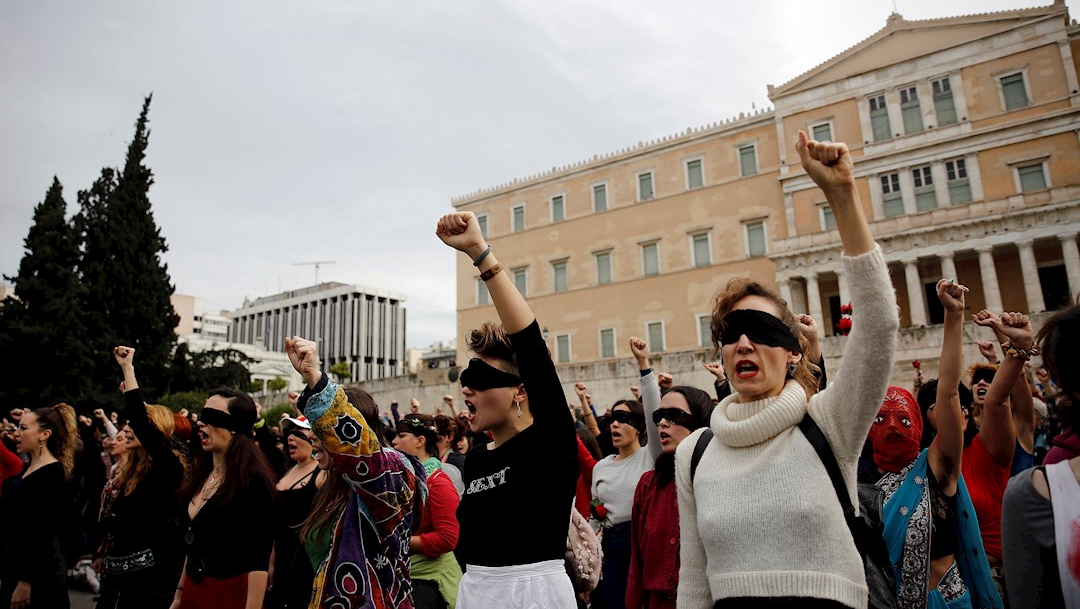 Foto: Cientos de mujeres interpretan 'Un violador en tu camino' en Atenas, 22 diciembre 2019