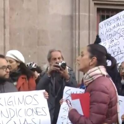 Claudia Sheinbaum atiende a manifestantes que bloqueaban acceso a Palacio Nacional