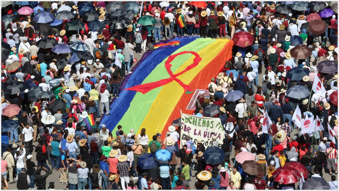 Foto: La comunidad lésbico-gay desplegó una bandera en el Zócalo, 1 de diciembre de 2019 (MOISÉS PABLO /CUARTOSCURO.COM)