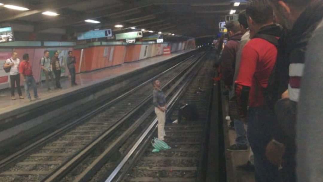 FOTO Borracho empuja a policía a vías del Metro CDMX (Twitter)