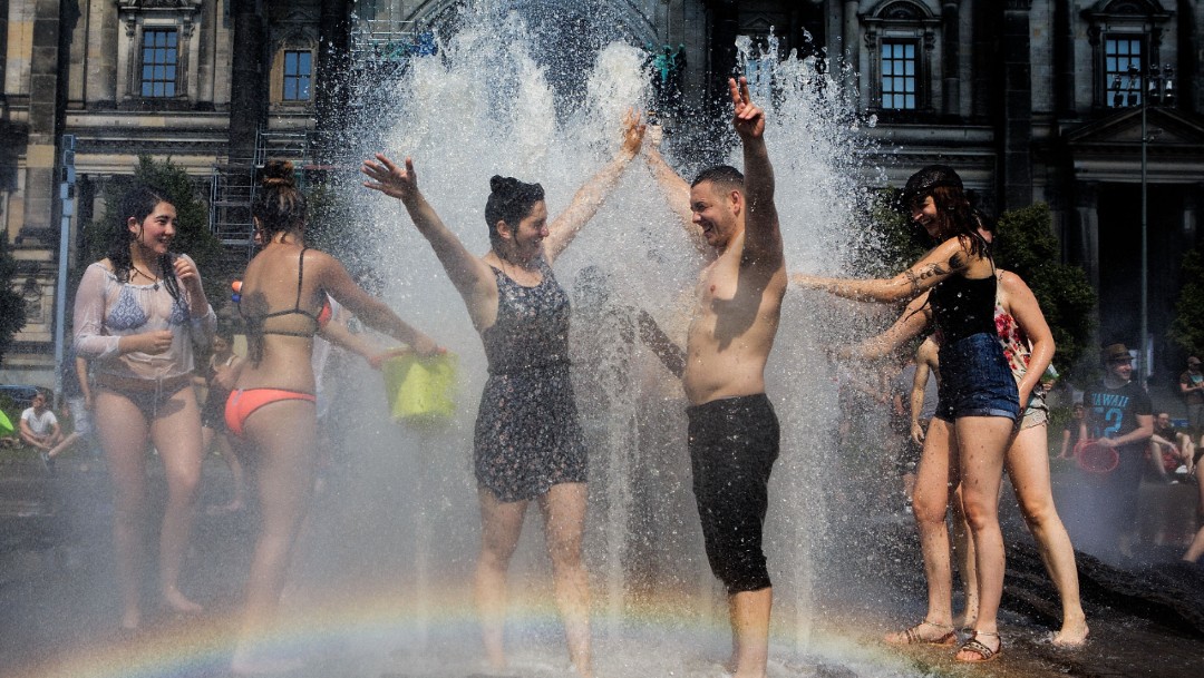 Foto: La gente disfruta de la fuente en el emblemático Lustgarten, en Alemania. 