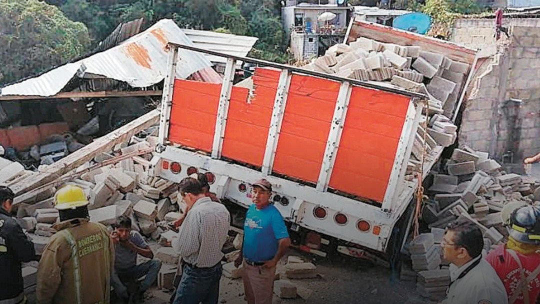 Foto: Camión de carga sin frenos derriba una casa en Cuernavaca