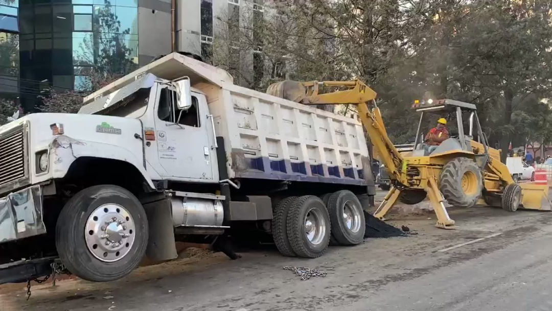 Foto: Un camión de volteo con varias toneladas de material para asfalto cayó en una zanja sobre avenida Chapultepec, 27 diciembre 2019