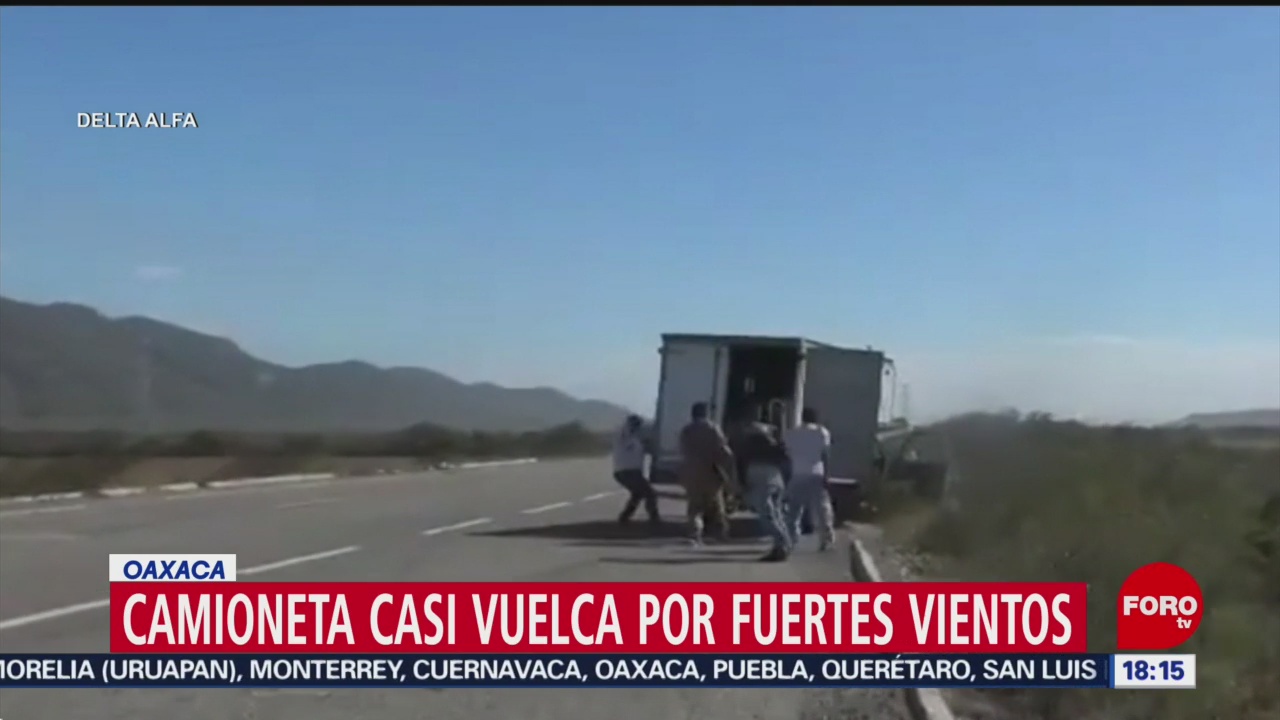 FOTO: camioneta casi vuelca por fuertes vientos en oaxaca
