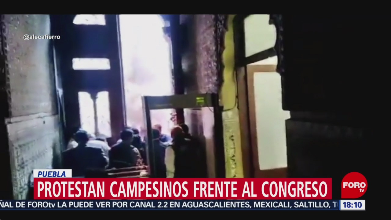 FOTO: Campesinos Causan Destrozos Congreso Puebla,