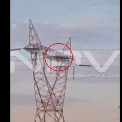 Video: Hombre muere electrocutado y cae más de 30 metros