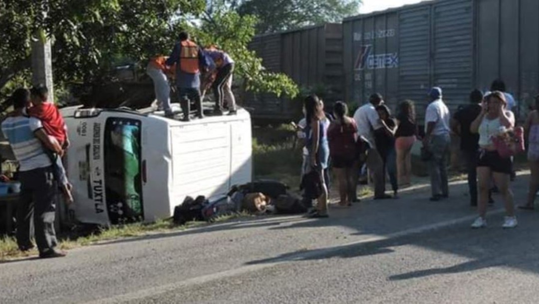 Foto: El vehículo tipo van del transporte público fue arrastrado cuando intentó ganarle el paso al tren, en el tramo carretero Tonalá - Puerto Arista; el accidente dejó 15 estudiantes lesionados