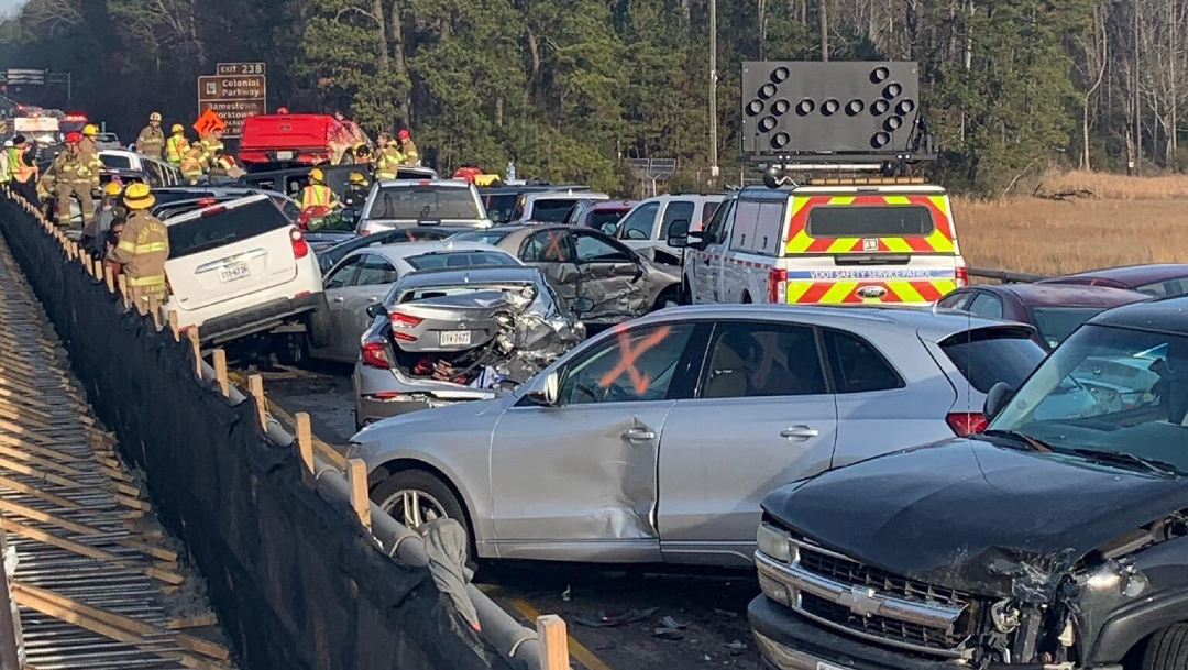 FOTO: Choque múltiple de 35 vehículos en Virgina deja heridos graves, el 22 de diciembre de 2019