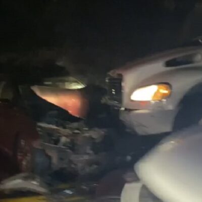 Se registra choque múltiple entre tres vehículos y un camión torton en Nochixtlán, Oaxaca