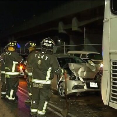 Rescatan a dos hombres prensados tras choque sobre Viaducto Río Piedad, CDMX