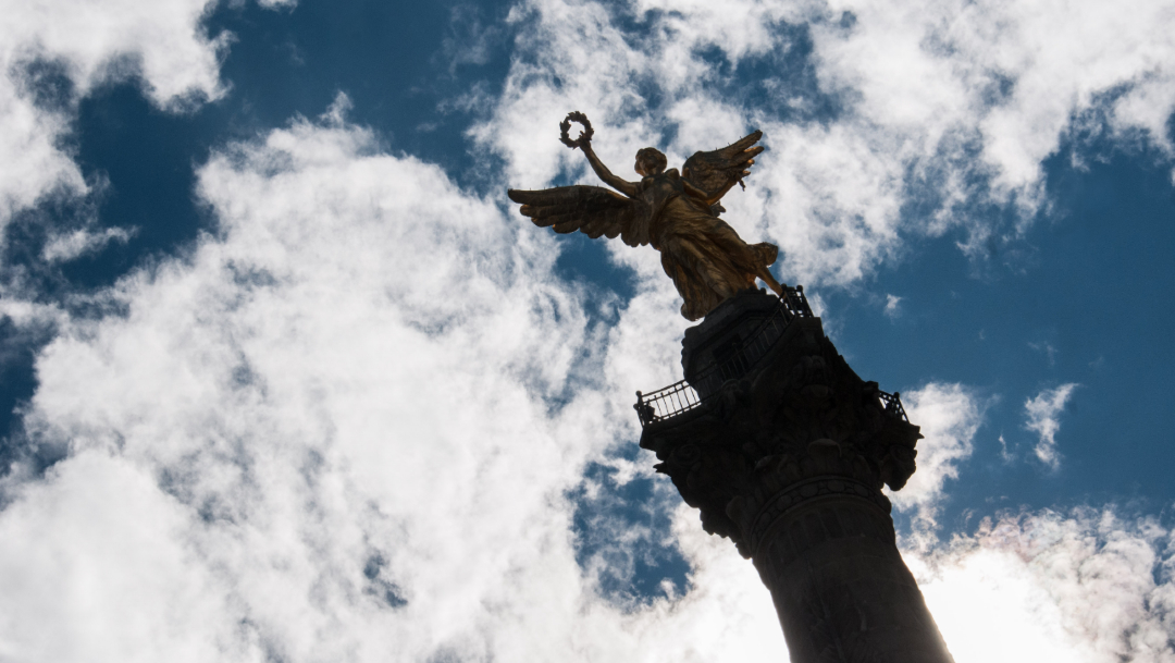 Foto: La columna del Ángel de la Independencia, a las alturas de la avenida Paseo de la Reforma, luce con un cielo a medio nublado, 1 diciembre 2019