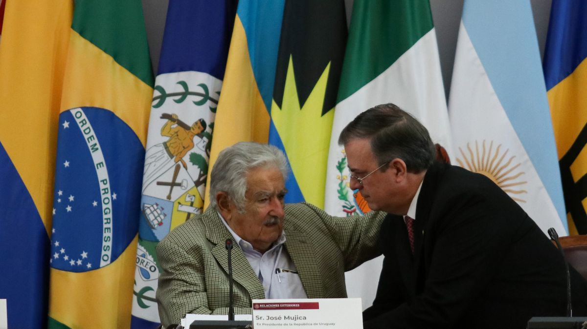 José Mujica, ex presidente de Uruguay, y Marcelo Ebrard, secretario de Relaciones Exteriores