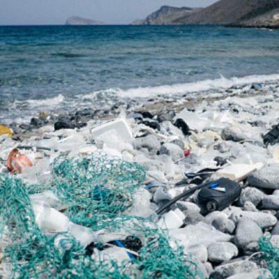 Entre ocho y doce millones de toneladas de plástico colapsan cada año el mar