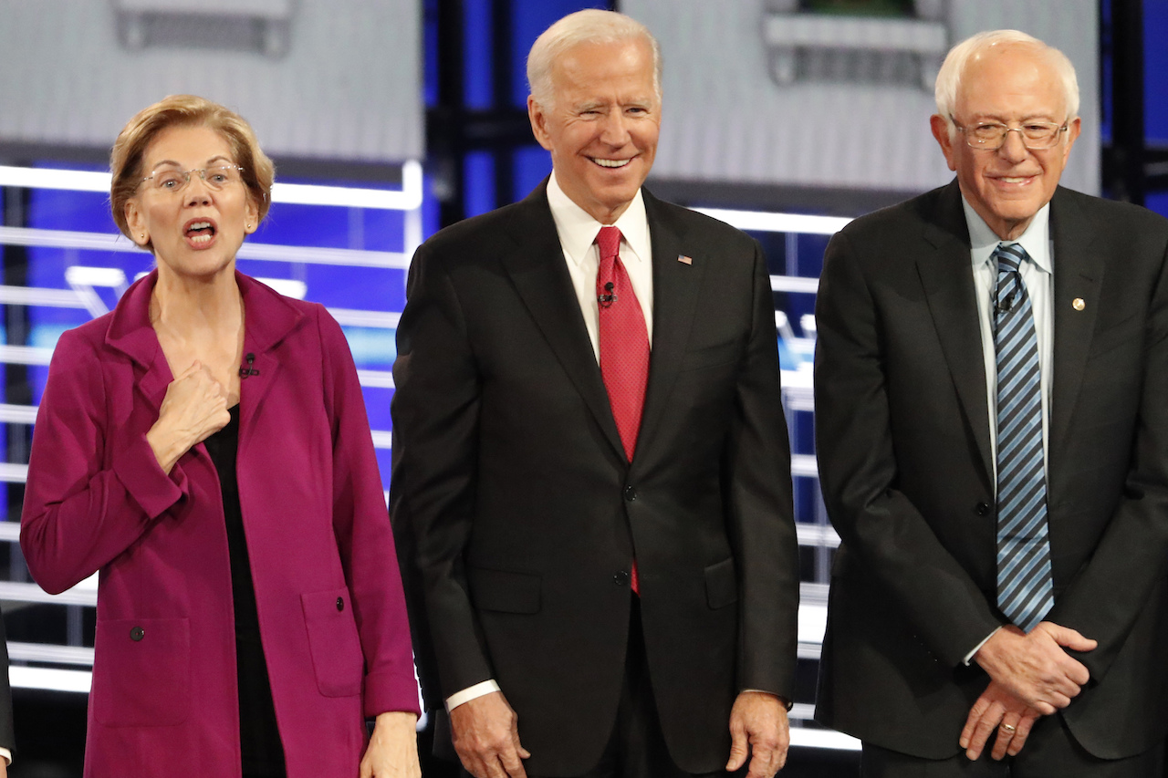 Aspirantes presidenciales Sanders y Biden lideran sondeos antes de primarias demócratas en EEUU