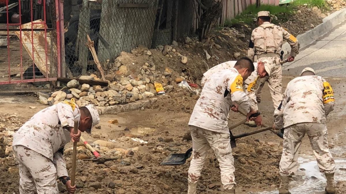 Elementos del Ejército retiran escombros tras deslaves por lluvias.