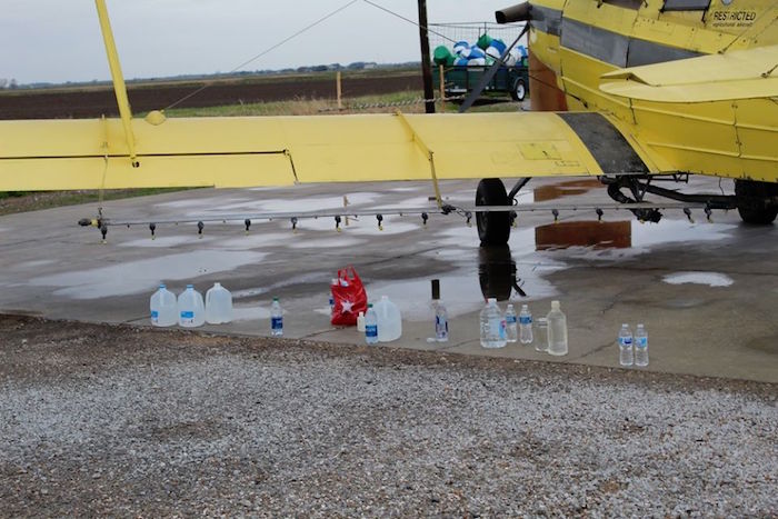 Foto Iglesia usa avión para “fumigar” a su comunidad con agua bendita 27 diciembre 2019