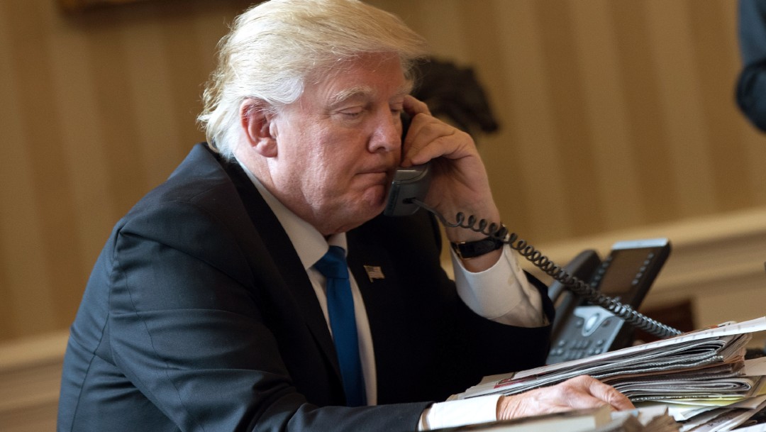 El presidente de Estados Unidos, Donald Trump, habla por teléfono, 28 enero 2017