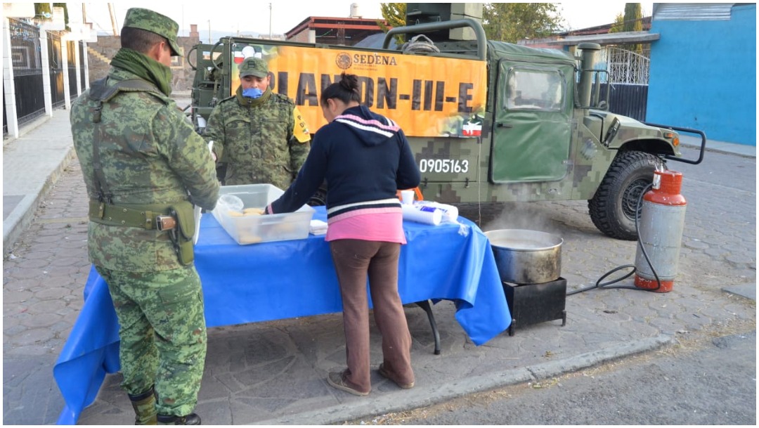 Foto: El Ejército sigue repartiendo bebidas calientes para combatir el frío, 29 de diciembre de 2019 (Sedena)