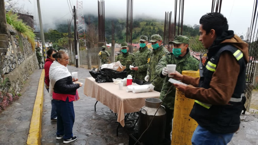 FOTO: Por bajas temperaturas ejército da café y pan en Querétaro y Chihuahua, el 22 de diciembre de 2019