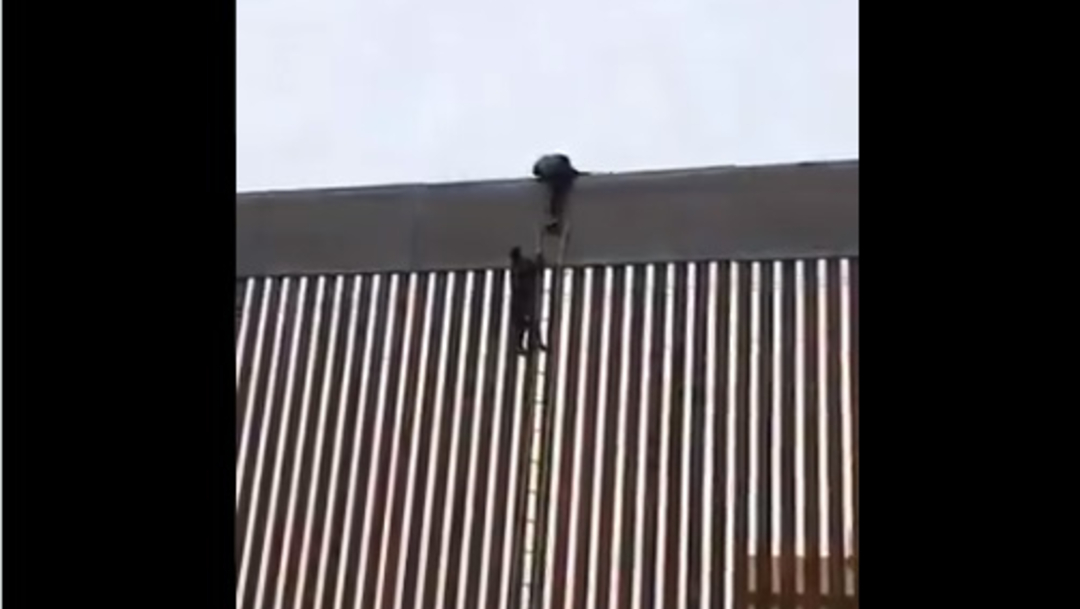 Foto: Migrante burla el nuevo muro de Donald Trump, 4 de diciembre de 2019 (Captura de video)