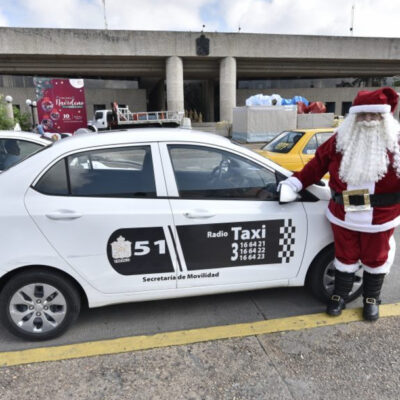 Santa Claus mexicano recolecta juguetes en su taxi para niños pobres