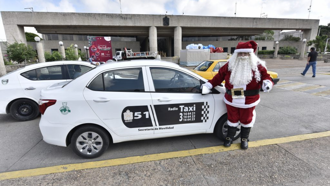 Foto: Santa Claus mexicano recolecta juguetes en su taxi para niños pobres, 28 de noviembre de 2019 (EFE)