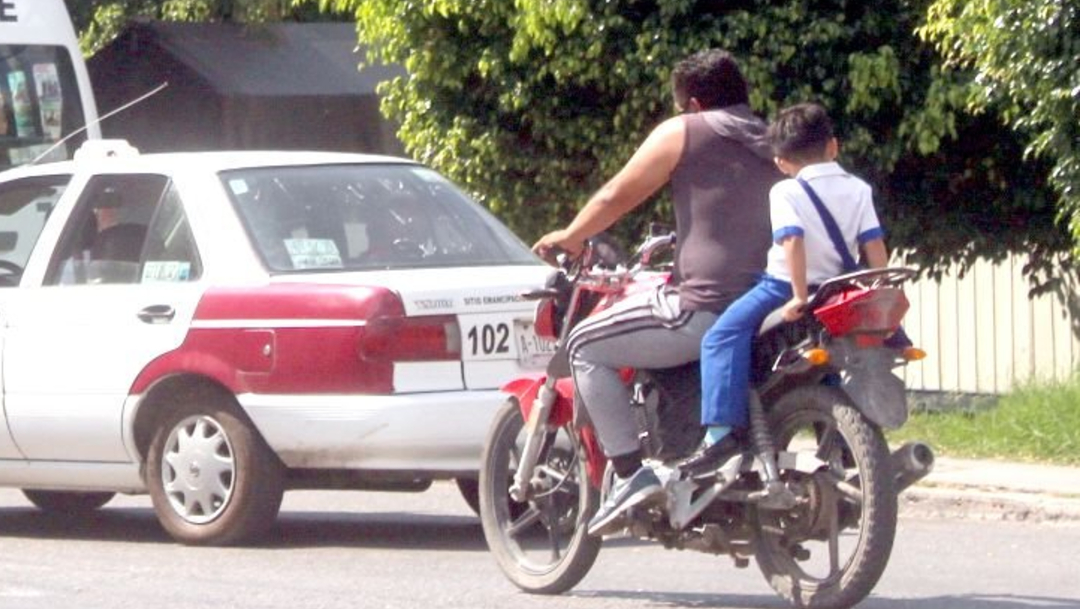 Foto: Prohíben en Yucatán que niños menores de 5 años viajen en moto, 4 de diciembre de 2019 (Twitter @diario_objetivo Anwar Delgado, archivo)