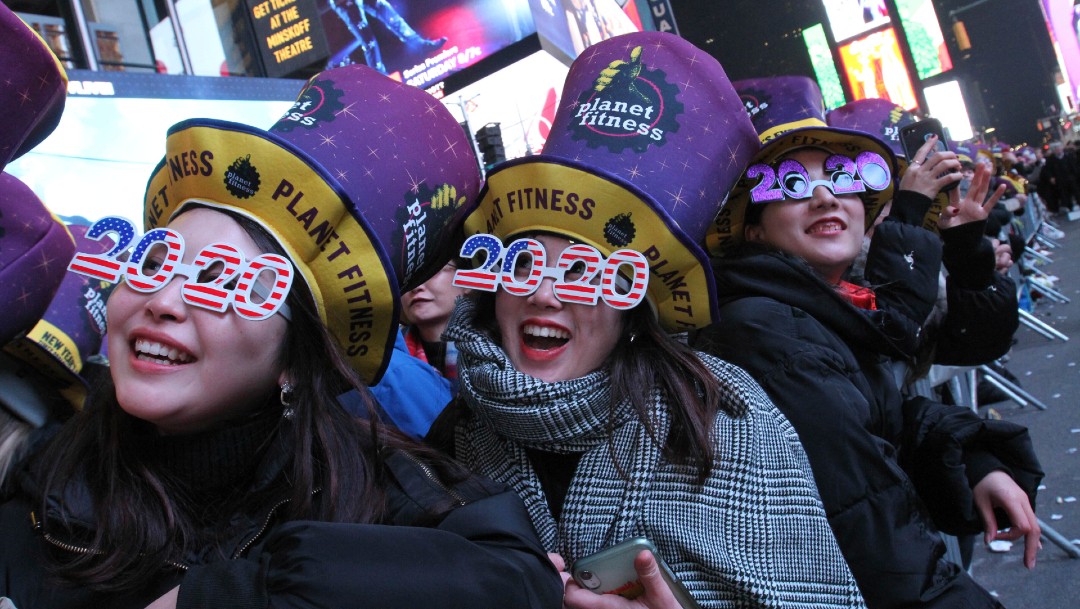 Millones de personas reciben el 2020 en Time Square, NY