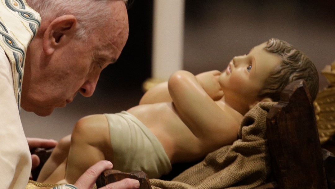 Foto: El papa Francisco besa al Niño Jesús
