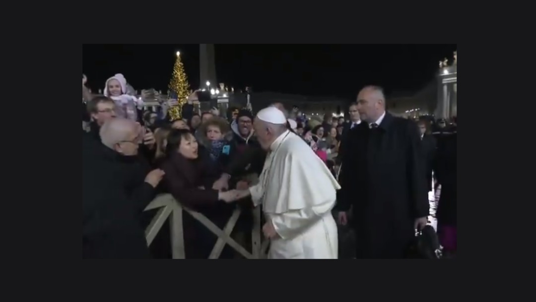 Foto: El papa reprende a una mujer que le agarró bruscamente del brazo