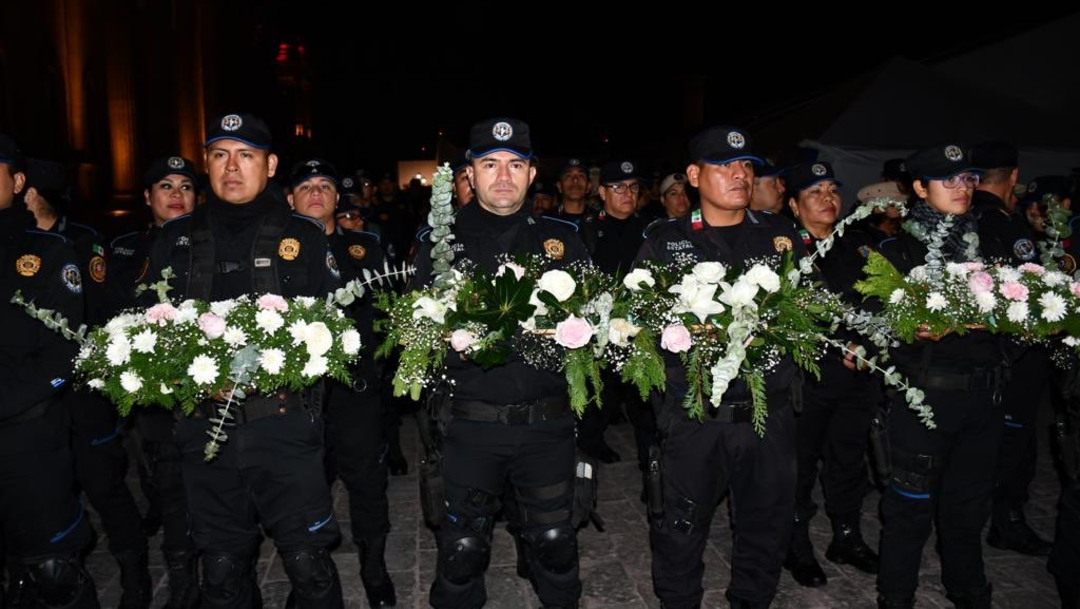 Foto: Fuerza Civil en Nuevo León ofrece rosa de plata a la Virgen de Guadalupe, 4 de diciembre de 2019 (Twitter @SSPNuevoLeon)
