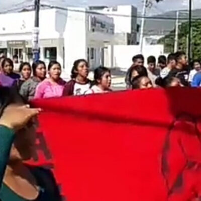 Marchan normalistas de Mactumaczá, Chiapas