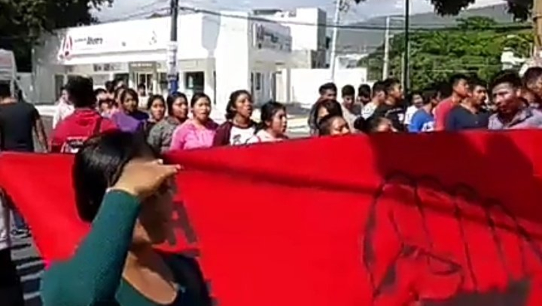 Foto: Marchan normalistas de Mactumaczá, Chiapas, 8 de diciembre de 2019 (Twitter @tinta_romeo)