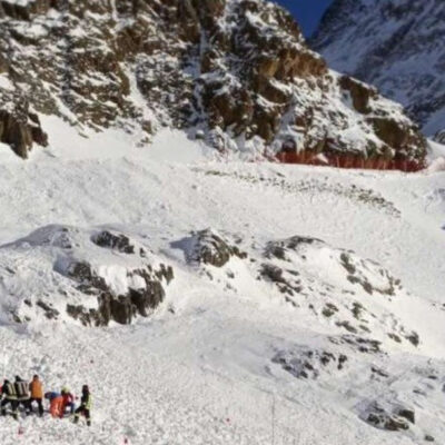 Mujer y dos niños mueren por avalancha en glaciar