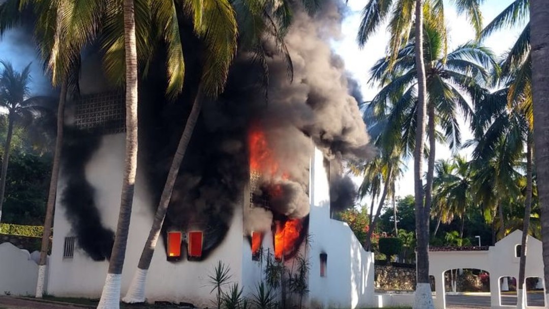 Foto Se incendia hotel en Manzanillo, Colima; no hay heridos, 22 de diciembre de 2019 (Twitter @ContextoColima)