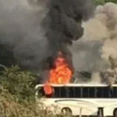 Reportan enfrentamientos y quema de autobuses en Coalcomán, Michoacán