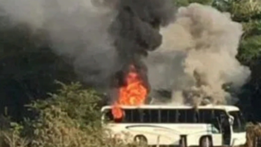 FOTO Reportan enfrentamientos y quema de autobuses en Coalcomán, Michoacán (FOROtv)