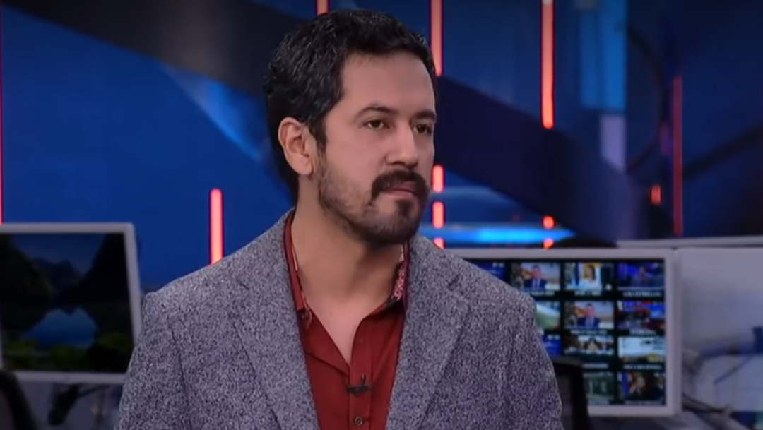FOTO Entrevista con Fabián Cháirez, autor de pintura con Zapata desnudo, en Despierta (Noticieros Televisa)