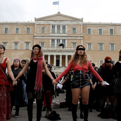 Cientos de mujeres interpretan 'Un violador en tu camino' en Atenas