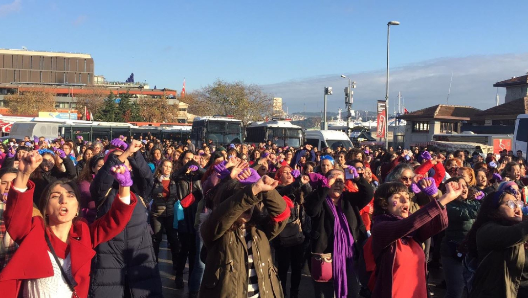 Alrededor de 200 mujeres en Estambul corear nuevamente "Un violador en tu camino". (Foto: @narkadindayanis)
